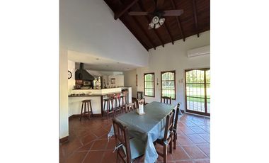 Hermosa casa 4 amb. Ituzaingó Norte, sobre amplio lote.