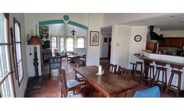 Hermosa casa 4 amb. Ituzaingó Norte, sobre amplio lote.