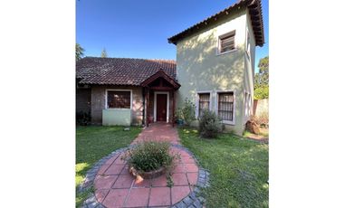 Hermosa casa 4 amb. Ituzaingó Norte, sobre amplio lote.