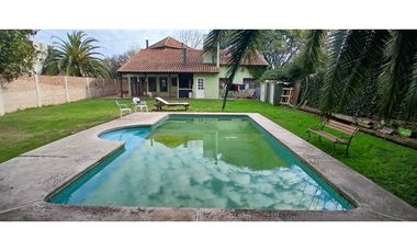 Hermosa casa 4 amb. Ituzaingó Norte, sobre amplio lote.