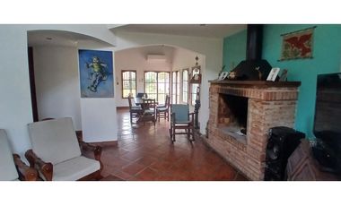 Hermosa casa 4 amb. Ituzaingó Norte, sobre amplio lote.