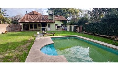 Hermosa casa 4 amb. Ituzaingó Norte, sobre amplio lote.