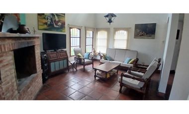 Hermosa casa 4 amb. Ituzaingó Norte, sobre amplio lote.