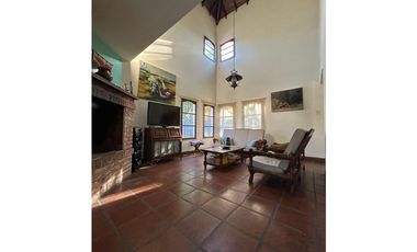 Hermosa casa 4 amb. Ituzaingó Norte, sobre amplio lote.