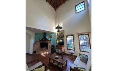 Hermosa casa 4 amb. Ituzaingó Norte, sobre amplio lote.