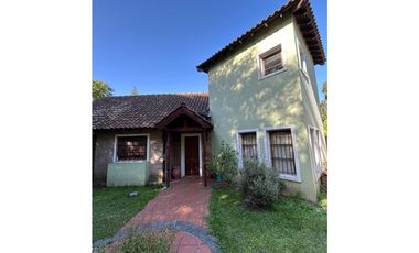 Hermosa casa 4 amb. Ituzaingó Norte, sobre amplio lote.