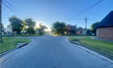 LATORRE PROP. VENDE TRES CASAS EN BLOCK - VILLA PRIMERA