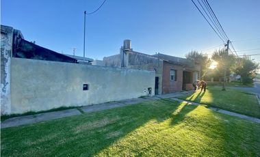 LATORRE PROP. VENDE TRES CASAS EN BLOCK - VILLA PRIMERA