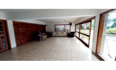 SE VENDE HERMOSA CASA EN B° LOMAS DE SAN MARTIN CON PILETA