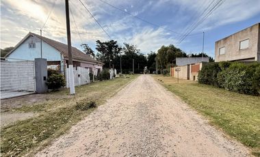 LATORRE PROP. VENDE MODERNA CASA CON HERMOSO PARQUE