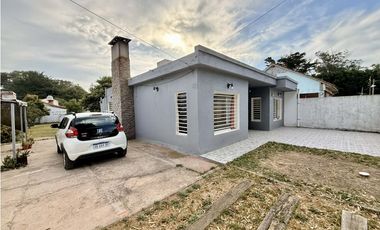 LATORRE PROP. VENDE MODERNA CASA CON HERMOSO PARQUE