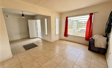 LATORRE PROP. VENDE MODERNA CASA CON HERMOSO PARQUE