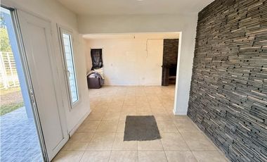 LATORRE PROP. VENDE MODERNA CASA CON HERMOSO PARQUE