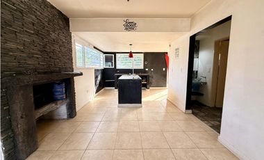 LATORRE PROP. VENDE MODERNA CASA CON HERMOSO PARQUE