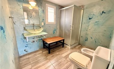 LATORRE PROP. VENDE MODERNA CASA CON HERMOSO PARQUE