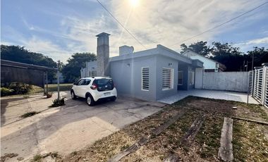LATORRE PROP. VENDE MODERNA CASA CON HERMOSO PARQUE