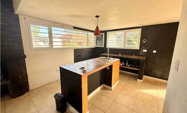 LATORRE PROP. VENDE MODERNA CASA CON HERMOSO PARQUE