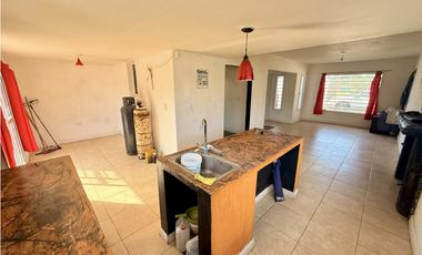 LATORRE PROP. VENDE MODERNA CASA CON HERMOSO PARQUE