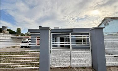 LATORRE PROP. VENDE MODERNA CASA CON HERMOSO PARQUE