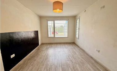 LATORRE PROP. VENDE MODERNA CASA CON HERMOSO PARQUE