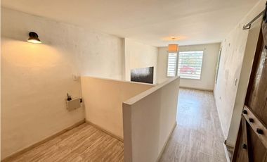 LATORRE PROP. VENDE MODERNA CASA CON HERMOSO PARQUE