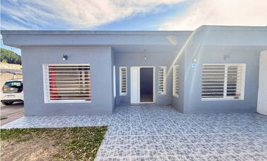 LATORRE PROP. VENDE MODERNA CASA CON HERMOSO PARQUE