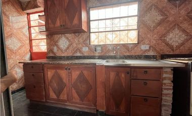 LATORRE PROP. VENDE CASA DE 3 AMBIENTES CON PARQUE