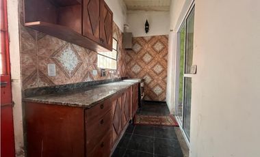 LATORRE PROP. VENDE CASA DE 3 AMBIENTES CON PARQUE