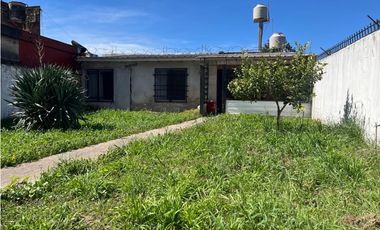 LATORRE PROP. VENDE CASA DE 3 AMBIENTES CON PARQUE