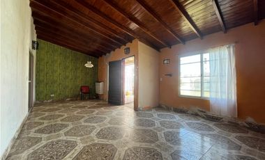 LATORRE PROP. VENDE CASA DE 3 AMBIENTES CON PARQUE