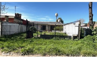 LATORRE PROP. VENDE CASA DE 3 AMBIENTES CON PARQUE