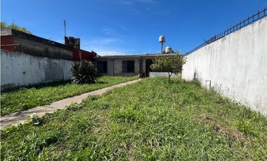 LATORRE PROP. VENDE CASA DE 3 AMBIENTES CON PARQUE