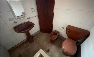 LATORRE PROP. VENDE CASA DE 3 AMBIENTES CON PARQUE