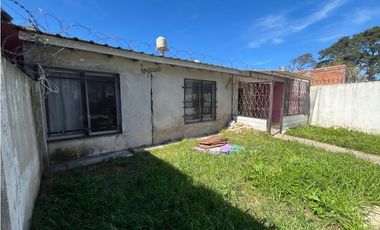 LATORRE PROP. VENDE CASA DE 3 AMBIENTES CON PARQUE