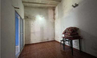LATORRE PROP. VENDE CASA DE 3 AMBIENTES CON PARQUE