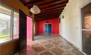 LATORRE PROP. VENDE CASA DE 3 AMBIENTES CON PARQUE