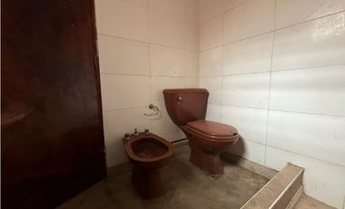 LATORRE PROP. VENDE CASA DE 3 AMBIENTES CON PARQUE