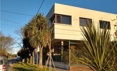 LOCAL COMERCIAL CON DEPARTAMENTOS  - SOBRE AV. TEJEDOR