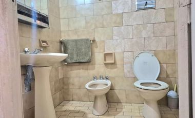 VENTA PH LANUS- 3 AMB- A REFACCIONAR- JARDIN