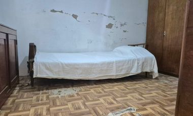 VENTA PH LANUS- 3 AMB- A REFACCIONAR- JARDIN