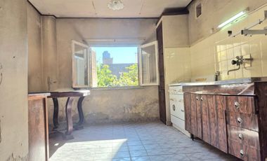 VENTA PH LANUS- 3 AMB- A REFACCIONAR- JARDIN