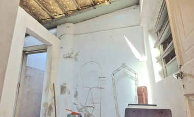 VENTA PH LANUS- 3 AMB- A REFACCIONAR- JARDIN