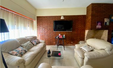 LATORRE PROP. VENDE CHALET 6 AMB. EN PARQUE LURO