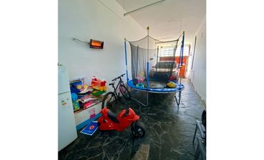 LATORRE PROP. VENDE CHALET 6 AMB. EN PARQUE LURO