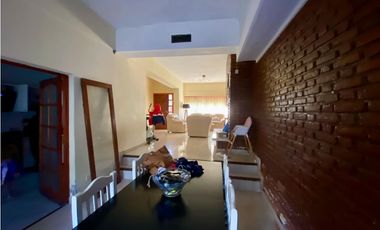 LATORRE PROP. VENDE CHALET 6 AMB. EN PARQUE LURO