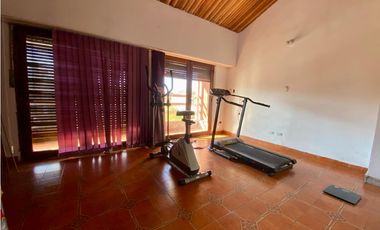 LATORRE PROP. VENDE CHALET 6 AMB. EN PARQUE LURO