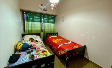 LATORRE PROP. VENDE CHALET 6 AMB. EN PARQUE LURO