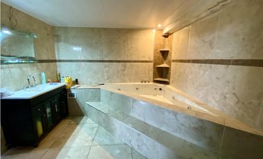 LATORRE PROP. VENDE CHALET 6 AMB. EN PARQUE LURO