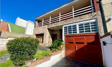 LATORRE PROP. VENDE CHALET 6 AMB. EN PARQUE LURO