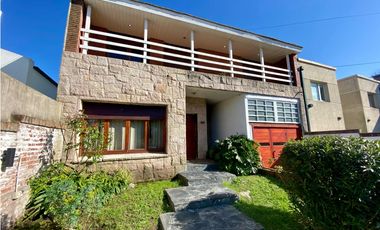 LATORRE PROP. VENDE CHALET 6 AMB. EN PARQUE LURO